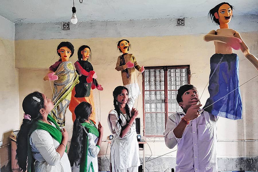 ‘পুতুলনাচের ইতিকথা’ মগরাহাটের স্কুলে! বাংলার ঐতিহ্যরক্ষায় শুরু ব্যতিক্রমী প্রশিক্ষণ