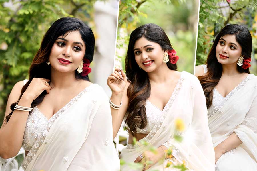 ‘তোমার চাহনিতে…’, সাদা শাড়িতে কাকে ইশারা ঋতাভরীর?