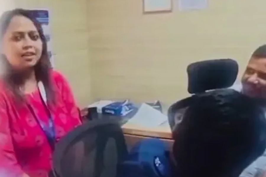 ‘আঘাত করে থাকলে দুঃখিত’, কন্নড় ভাষাতেই ক্ষমা চাইলেন কন্নড় বলতে নারাজ SBI কর্মী