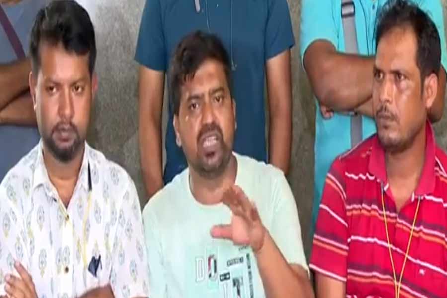 ডেডলাইন সোমবার, শিক্ষামন্ত্রী দেখা না করলে বৃহত্তর আন্দোলনের হুঁশিয়ারি চাকরিহারাদের