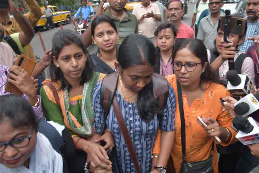 সাতসকালে বিনা অনুমতিতে মুখ্যমন্ত্রীর বাড়ির সামনে চাকরিহারারা! বাধা দিল পুলিশ