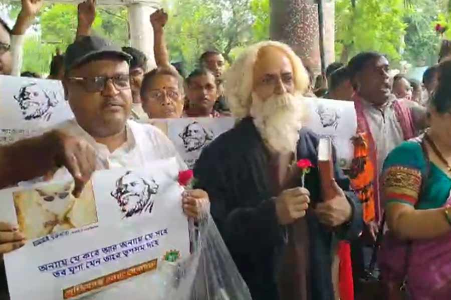 SSC Agitation: Symbolic Rabindranath Tagore supports teacher's agitation