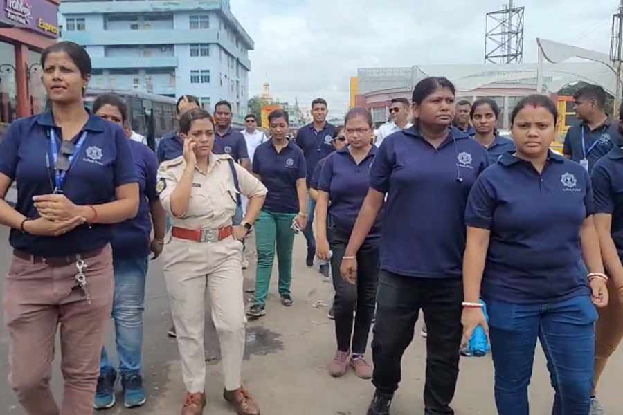 চাকরিহারাদের ‘অর্ধনগ্ন’ মিছিলে বিশৃঙ্খলার আশঙ্কা, ধর্মতলা থেকে পাকড়াও চিন্ময় মণ্ডল
