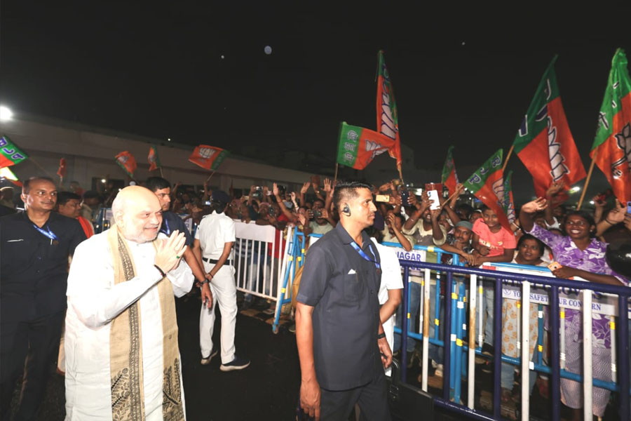 বৃষ্টি মাথায় শহরে পা, বিমানবন্দরে ঢাকের বোলে অমিত শাহকে বরণ সুকান্ত-শুভেন্দুদের