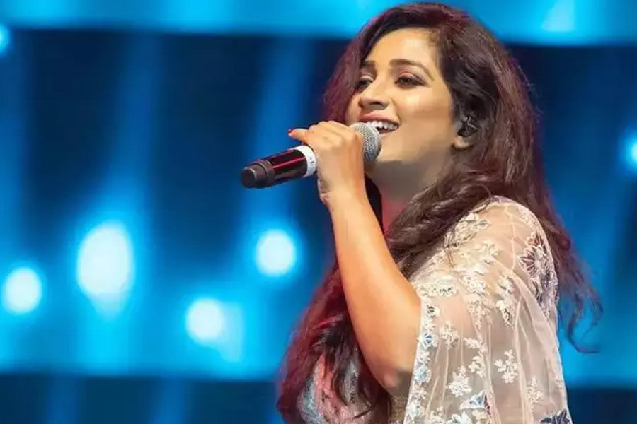 Shreya Ghoshal opens waves Summit 2025 with heartfelt Bengali tribute