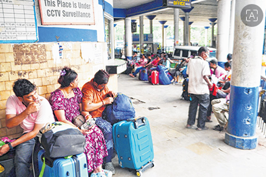 Tourists flee North Bengal in panic after Operation Sindoor