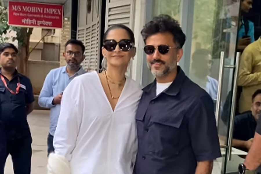Sonam Kapoor and Anand Ahuja spotted outside Mumbai clinic