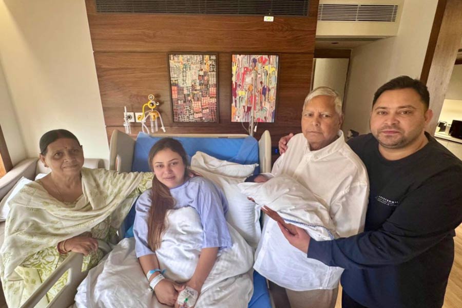 কলকাতায় জন্মানো নাতির নামকরণ করলেন লালুপ্রসাদ, কী অর্থ নামের?
