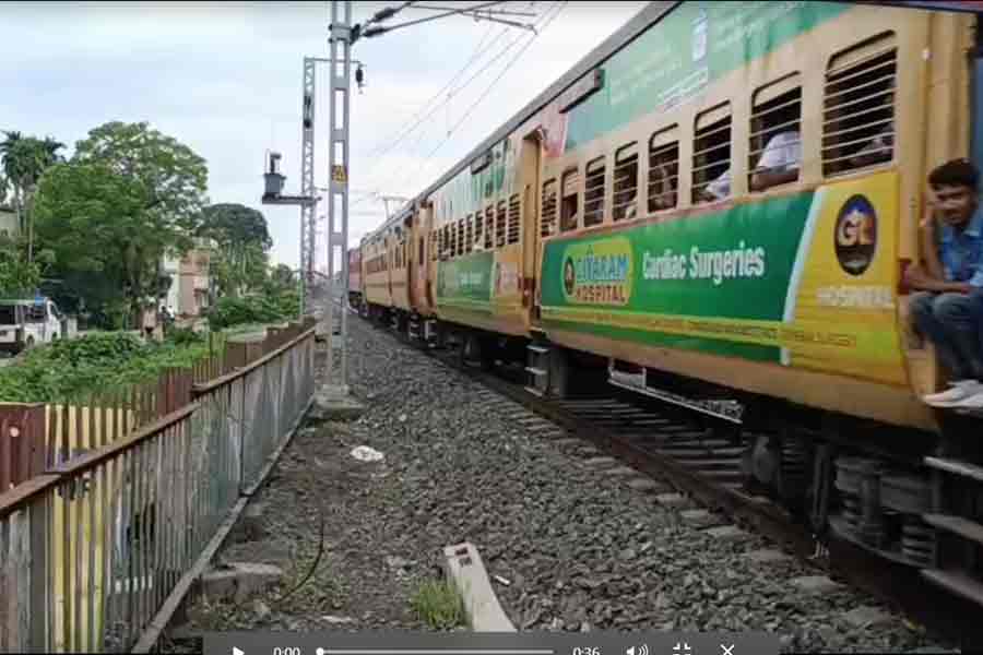 আমের ব্যাগ সামলাতে গিয়ে চলন্ত ট্রেন থেকে লাইনে পড়লেন ব্যবসায়ী, পা কাটা পড়ে মৃত্যু