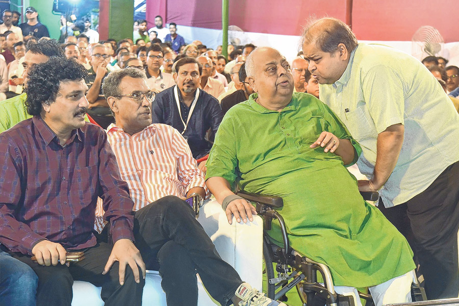 ‘আমার ছেলে বলে নয়, যোগ্য বলেই সৃঞ্জয়কে ভোট দিন’, আহ্বান টুটু বোসের
