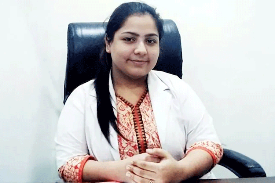যোগীরাজ্যে চুল প্রতিস্থাপনের পরেই মৃত্যু ২ যুবকের! আত্মসমর্পণ পলাতক দাঁতের ডাক্তারের