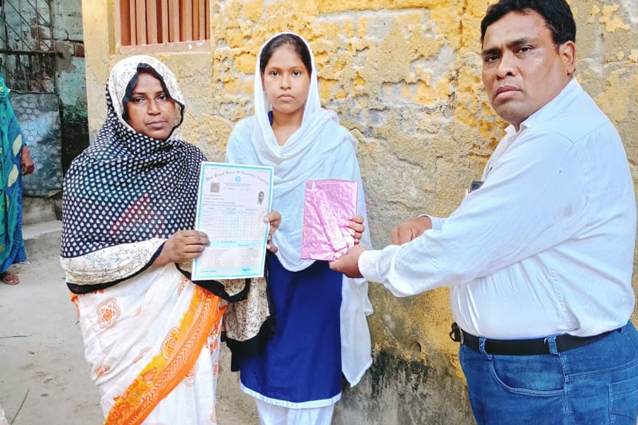 House burnt in fire, father dies on day of exam, Girl passed Madhyamik Exam