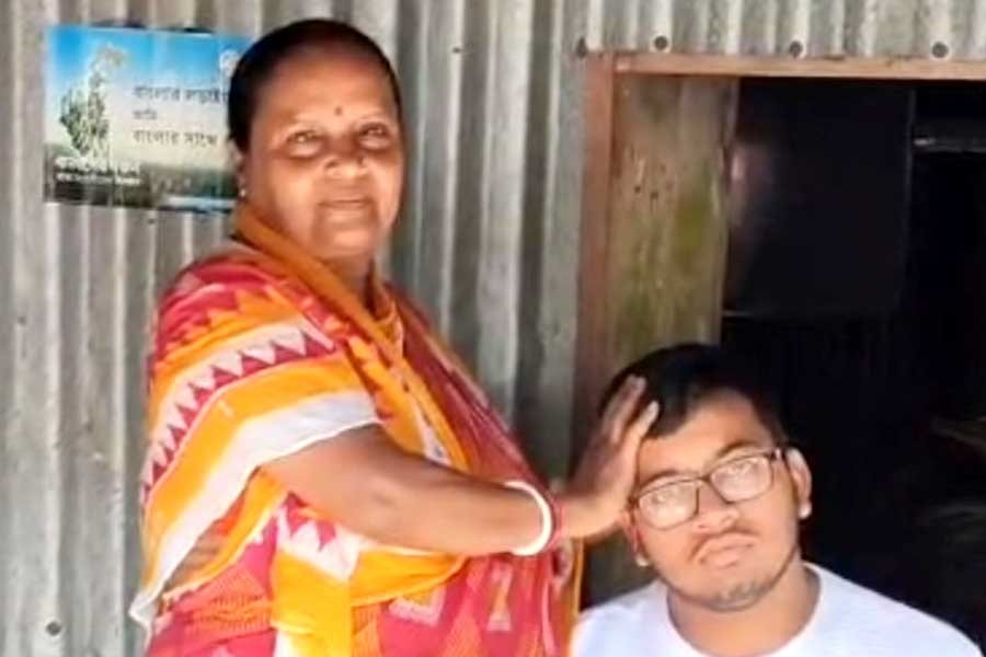 উচ্চ মাধ্যমিকে দ্বিতীয় সবজি বিক্রেতার ছেলে তুষার দেবনাথ