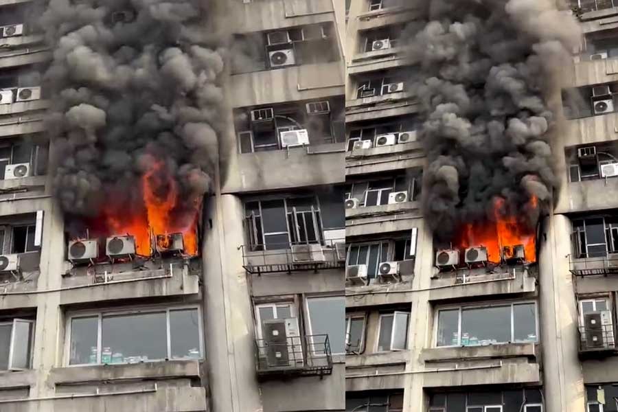 মিন্টো পার্কে ভয়াবহ অগ্নিকাণ্ড, দাউ দাউ করে জ্বলল বহুতলের অফিস