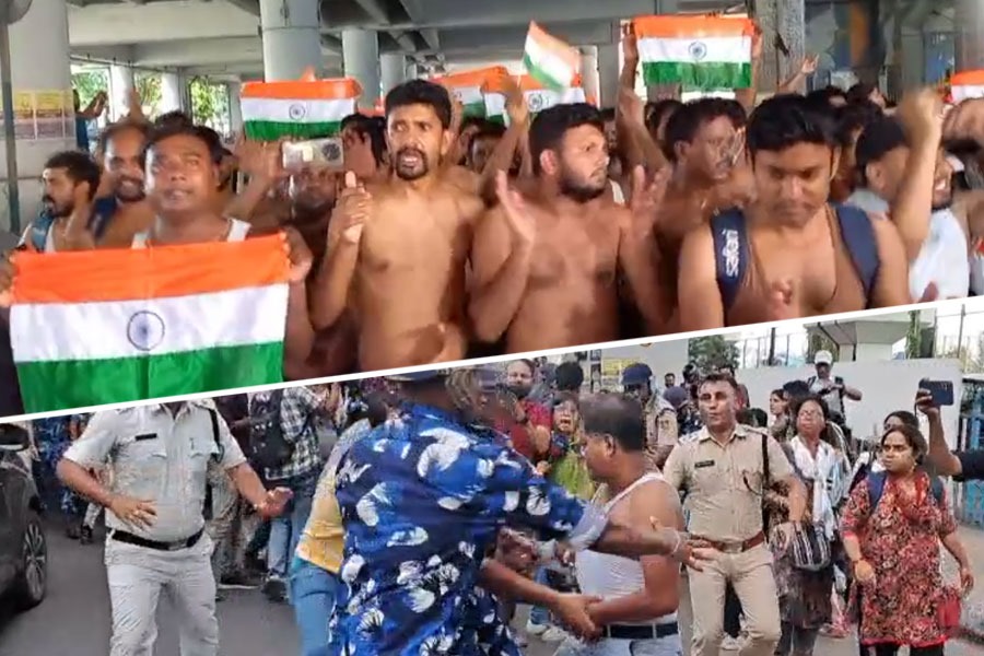 রাস্তায় অর্ধনগ্ন প্রতিবাদে চাকরিহারারা! রণক্ষেত্র বিকাশ ভবন চত্বর