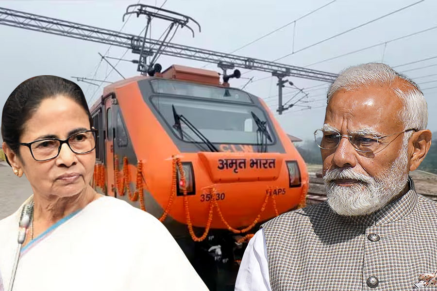 রেল সম্প্রসারণ থেকে স্টেশন সংস্কারে উদ্যোগ মমতারই, তৃণমূলের নিশানায় মোদির ‘অমৃত’ প্রচার