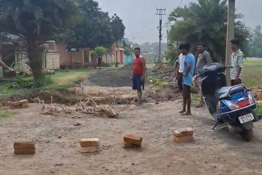 রান্নার জন্য রাতে কয়লা কিনতে বেরিয়ে বিপত্তি, নির্মীয়মাণ রাস্তার গর্তে পড়ে মৃত্যু ব্যক্তির