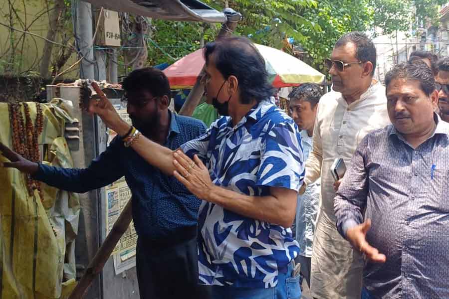 Asansol Municipality Mayor takes initiative to free the area from encroachment