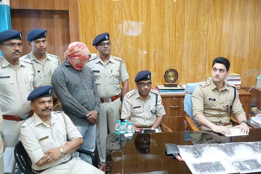 Arrests with weapons in Kolkata and Baharampur