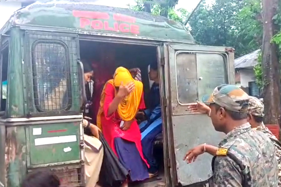 ভুয়ো পরিচয়পত্র বানিয়ে হরিয়ানা-দিল্লিতে বাস! বাংলাদেশ ফেরার আগে দিনহাটায় গ্রেপ্তার ২৮ অনুপ্রবেশকারী