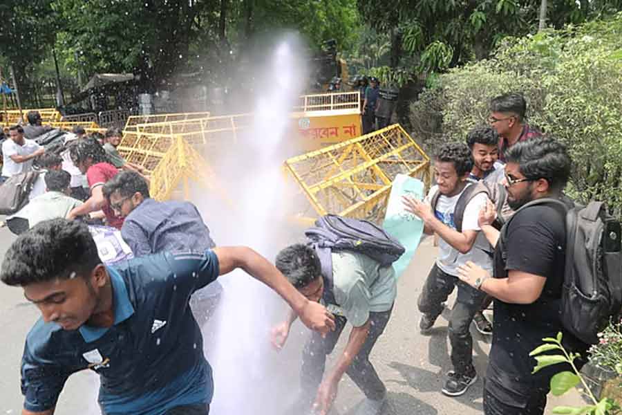 Cops lathicharge Jagannath University students in Bangladesh