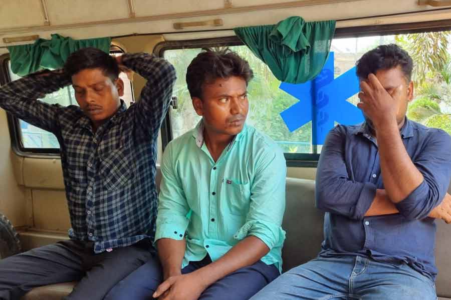 ‘ভুয়ো’ পরিচয় দিয়ে জনতার আধার-ভোটার তথ্য যাচাই, বাঁকুড়ায় কাজ চলাকালীন গ্রেপ্তার ৫