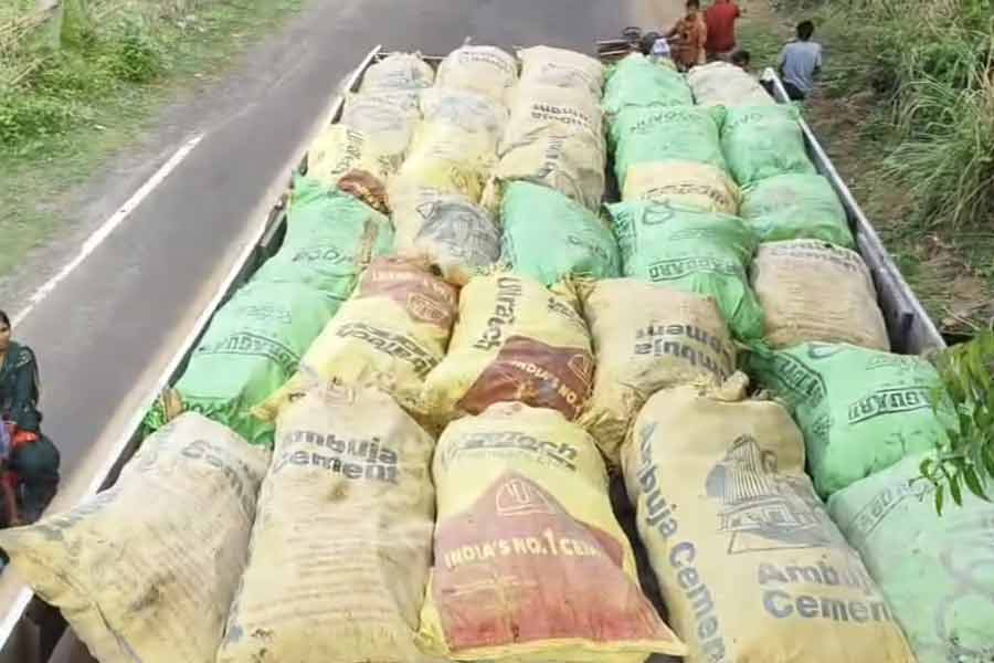 Coal smuggling on bus roof, Congress block president arrested in Birbhum