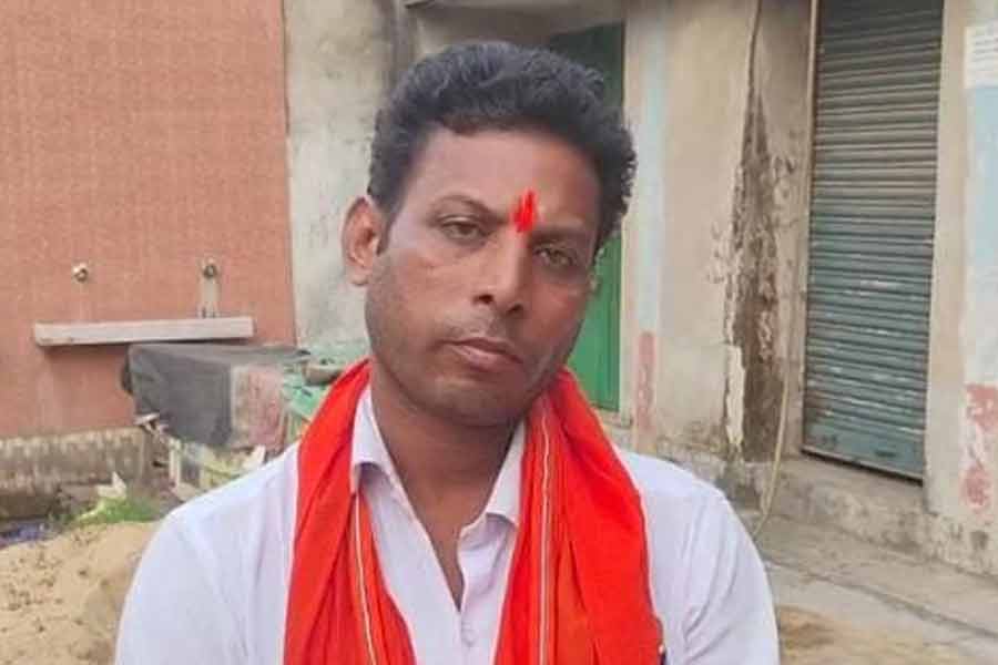 ঘর পিছু ২ হাজার টাকা! আবাস যোজনায় বাড়ি পাইয়ে দেওয়ার ‘টোপ’, কাঠগড়ায় বিজেপি নেতা