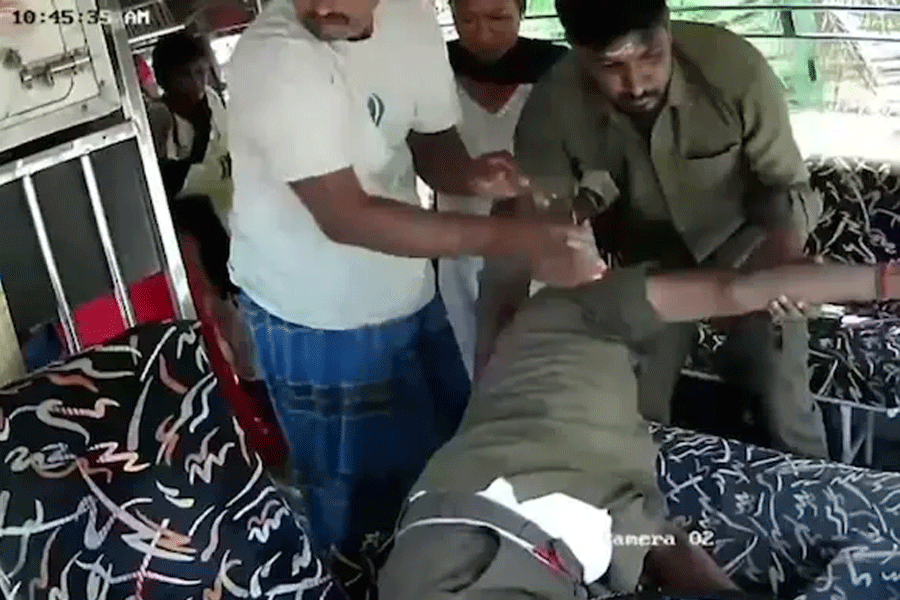 বাস চালাতে চালাতেই হৃদরোগে আক্রান্ত চালক! শেষ মুহূর্তে স্টিয়ারিং ধরে যাত্রীদের বাঁচালেন কন্ডাক্টর