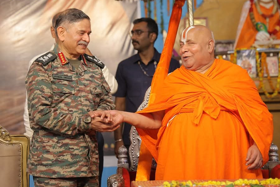 ‘গুরুদক্ষিণায় চাই পাক অধিকৃত কাশ্মীর’, সেনাপ্রধানকে গুরুর আদেশ, নতুন অভিযান আসন্ন?