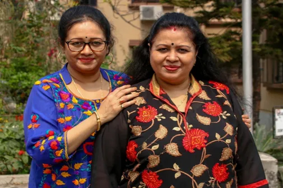 বোনের পরিচালনায় পর্দায় কামব্যাক চুমকি চৌধুরীর, বাবার ঘরানাই কি পাথেয় অঞ্জনকন্যার?