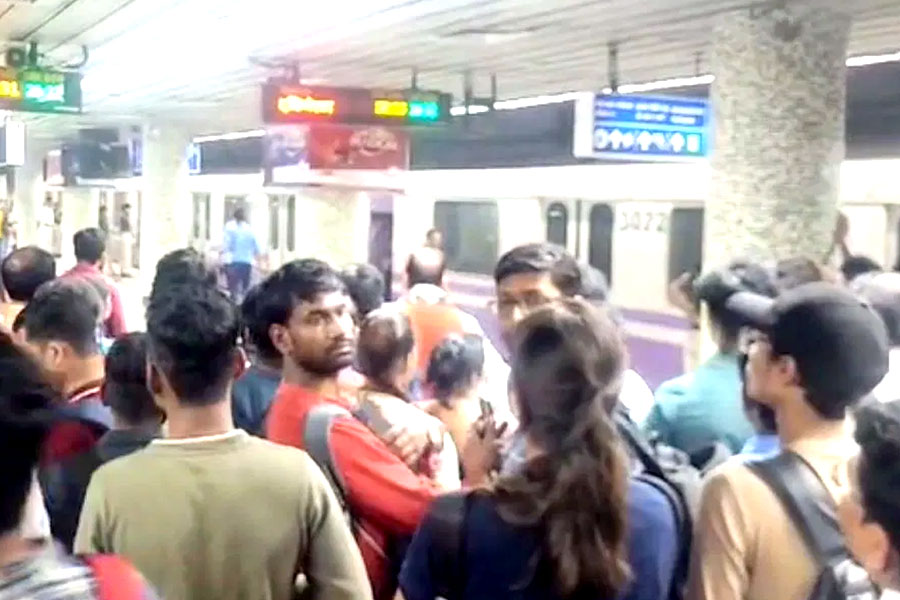 অফিস টাইমে ফের মেট্রো বিভ্রাট! চরম সমস্যায় যাত্রীরা