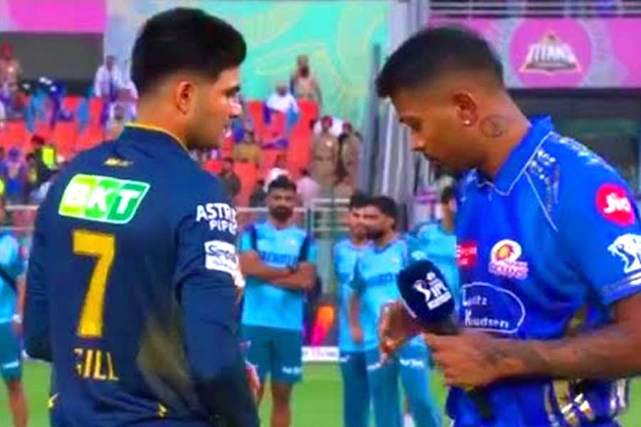 ইগোর লড়াই! করমর্দনে ‘না’, গিলের উইকেটে উচ্ছ্বাসে ফেটে পড়লেন হার্দিক