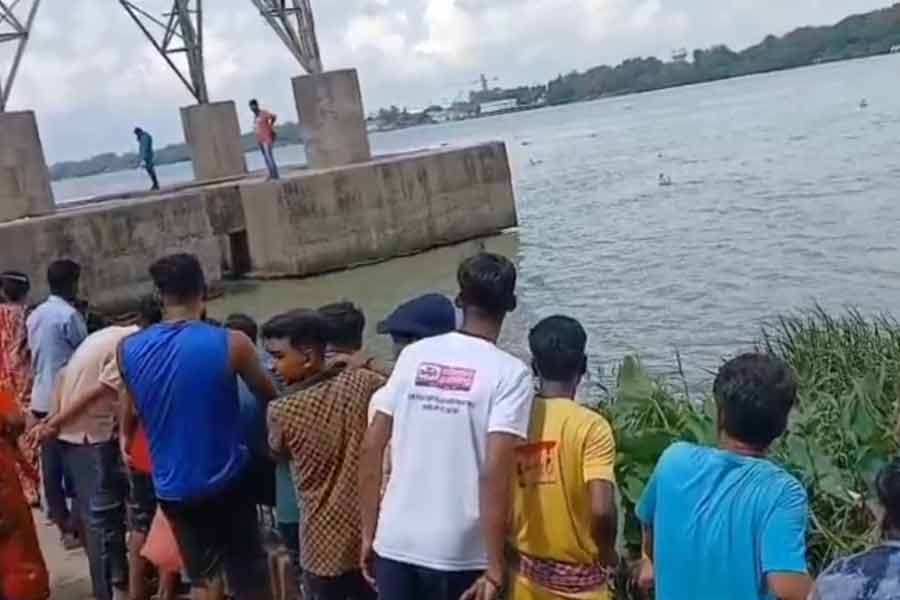 গঙ্গায় স্নান করতে নেমে তলিয়ে গেল ৩ কিশোর-কিশোরী, চাঞ্চল্য শ্রীরামপুরে