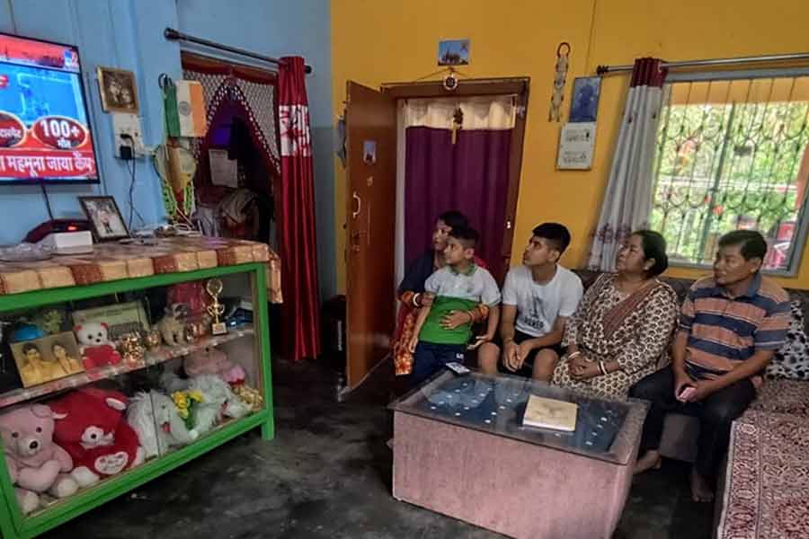 Husband busy with tight surveillance at Punjab border, wife Indira worried in Jalpaiguri