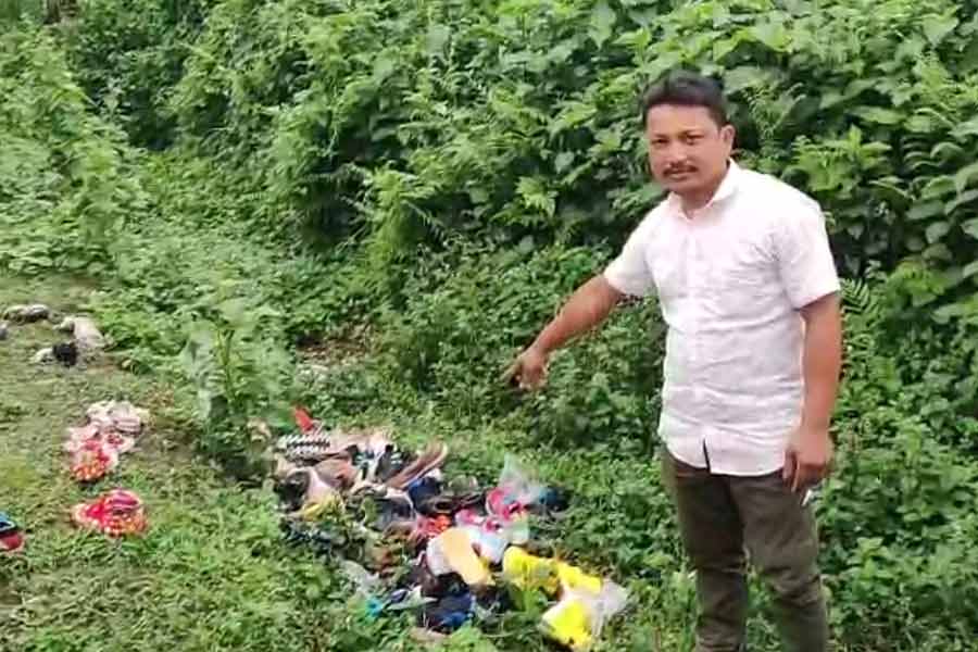 Sacks of shoes recovered in the border area of ​​Jalpaiguri