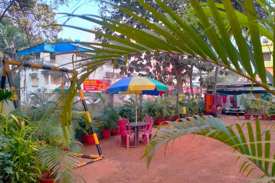 Do all hotels and lodges in Jhargram have inn licenses