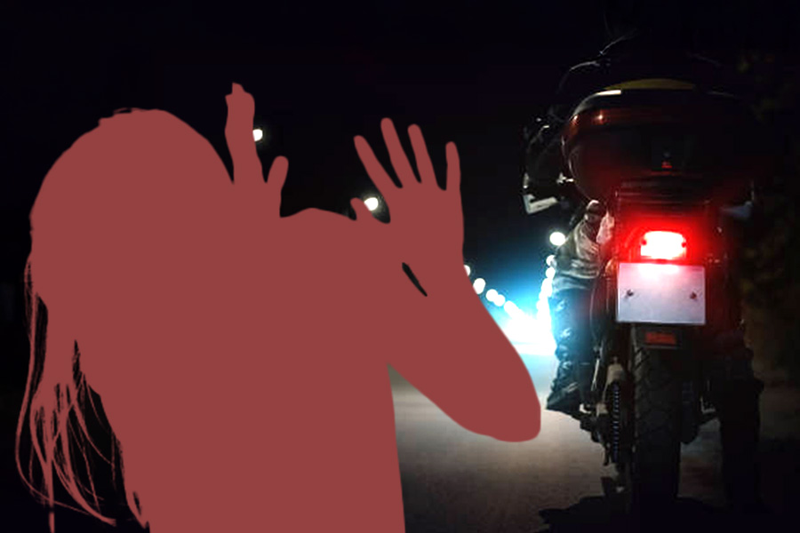 অ্যাপ বাইকই বিভীষিকা! খিদিরপুরে যাত্রীর ‘শ্লীলতাহানি’, প্রতিবাদ করায় সোনার হার ছিনতাই চালকের