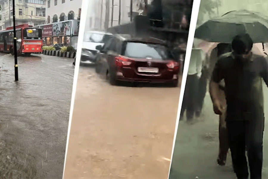 টানা বৃষ্টিতে বিপর্যস্ত মুম্বই, বাণিজ্য নগরীতে থমকে জনজীবন, ব্যাহত বিমান ও ট্রেন পরিষেবা