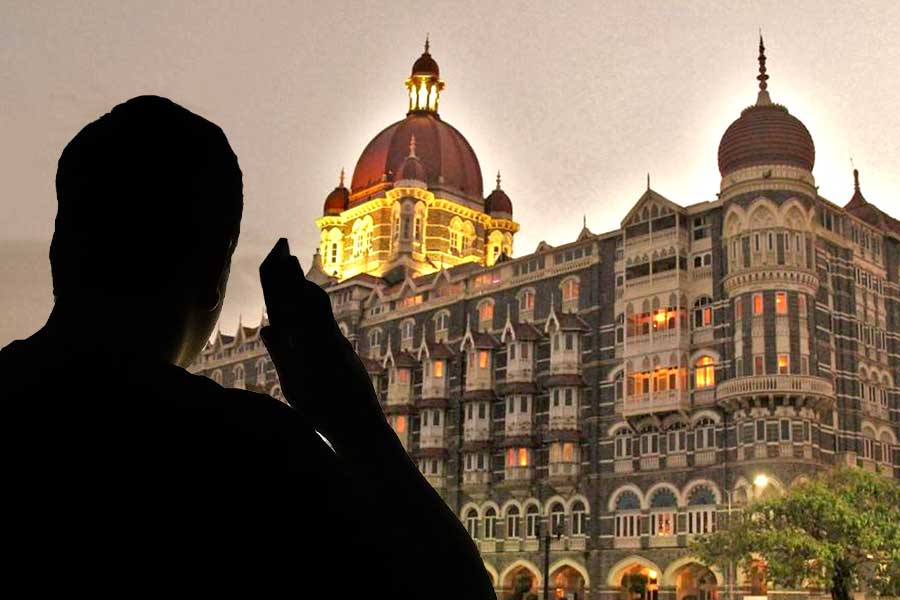 Mumbai airport Taj Hotel Receive Bomb thrate