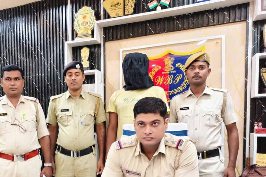 বাংলাদেশ থেকে সীমান্ত পেরিয়ে পাচারের চেষ্টা, ৫২ লক্ষ টাকার সোনার বিস্কুট উদ্ধার মুর্শিদাবাদে