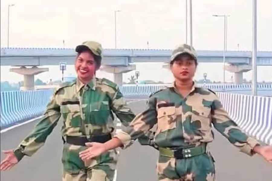 Viral video of two young women in army uniforms in Kalyani