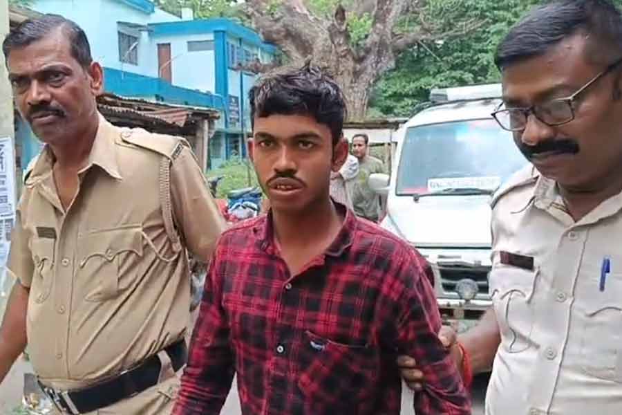 চিকিৎসক পরিচয়ে ভিডিওকলে প্রসূতিদের যৌন হেনস্তা! গ্রেপ্তার যুবক