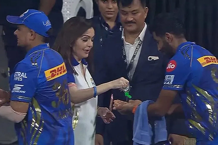বুমরাহদের সঙ্গে করমর্দনের আগে হাতে স্যানিটাইজার, চর্চায় নীতা আম্বানি