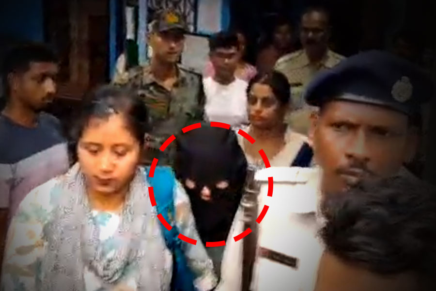 প্রিয়া খাতুন থেকে অদিতি পাত্র! কীভাবে বাংলাদেশ থেকে ভারতে এসেছিলেন পানিহাটিতে ধৃত তরুণী?