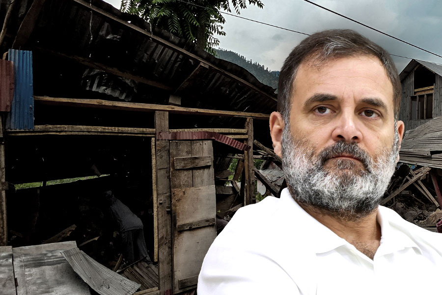 পাক গোলায় বিধ্বস্ত বাড়িঘর, পুঞ্চে ক্ষতিগ্রস্ত পারিবারগুলির পাশে রাহুল