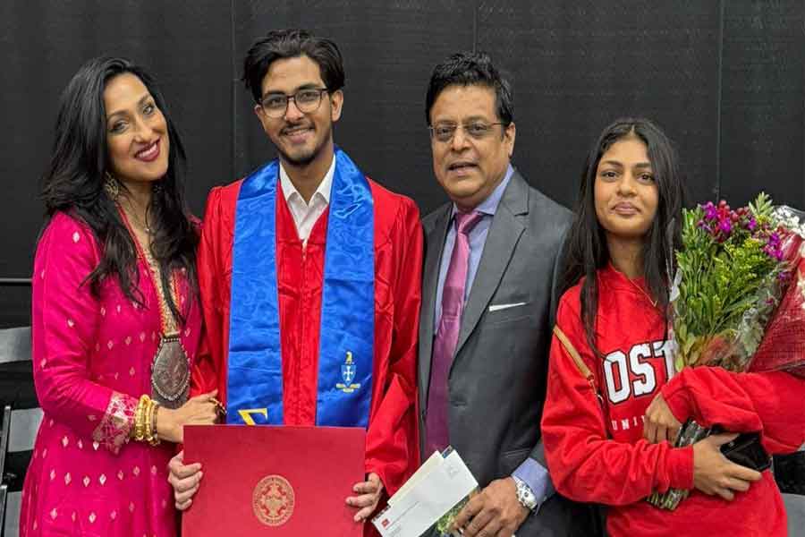 গর্বিত মা ঋতুপর্ণা, ছেলের জীবনের বড় দিনে পাশে থাকলেন অভিনেত্রী