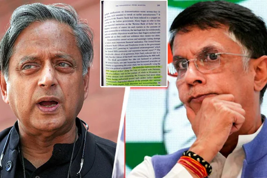 বিদেশে অপারেশন সিঁদুরের জয়গান, ‘বইয়ে উলটো কথা লিখেছেন’, শশীকে মনে করাল কংগ্রেস