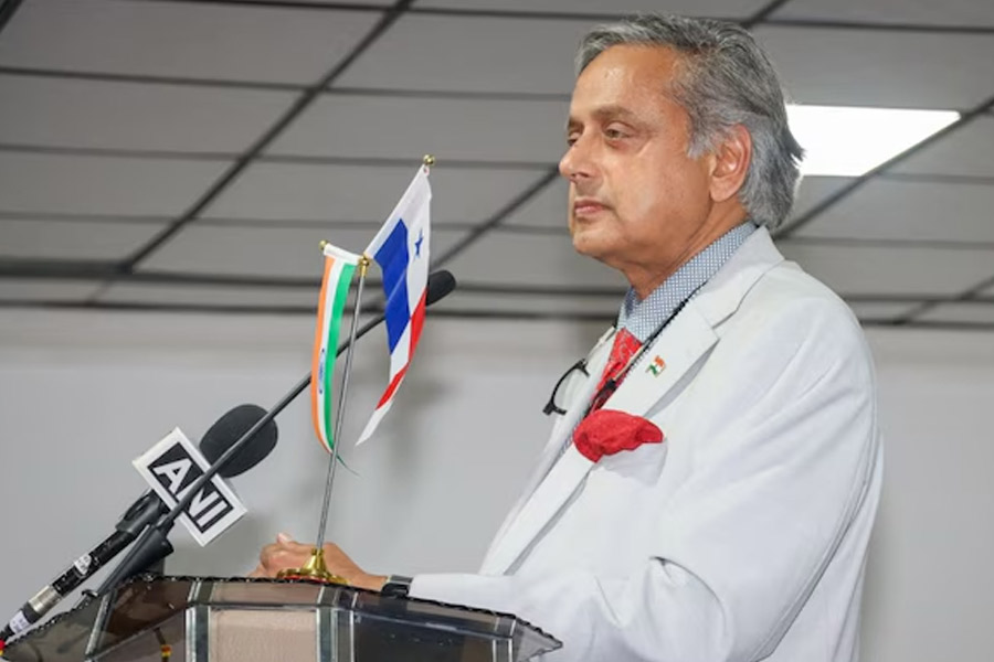 ‘মুছেছিল সিঁদুরের লাল রং, জঙ্গিদেরও লাল রক্ত ঝরেছে’, কেন্দ্রের জয়গান গেয়ে দলের তোপে থারুর