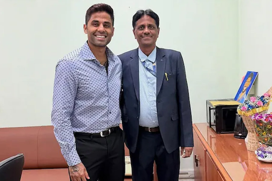‘তুমি আমার সুপারম্যান’, বাবার অবসর অনুষ্ঠানে আবেগঘন বক্তৃতা সূর্যর, মুগ্ধ নেটপাড়া
